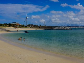 Как и на большинстве остальных пляжей на Окинаве, вода здесь голубая и приглашающая искупаться.