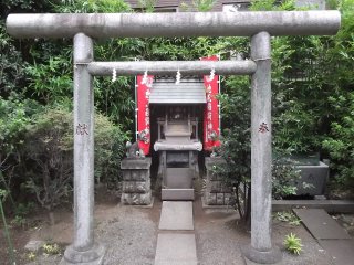 A little side shrine near the gate