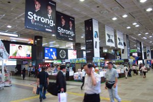 A estação de Sendai parece um terminal de aeroporto com toda a sua atividade