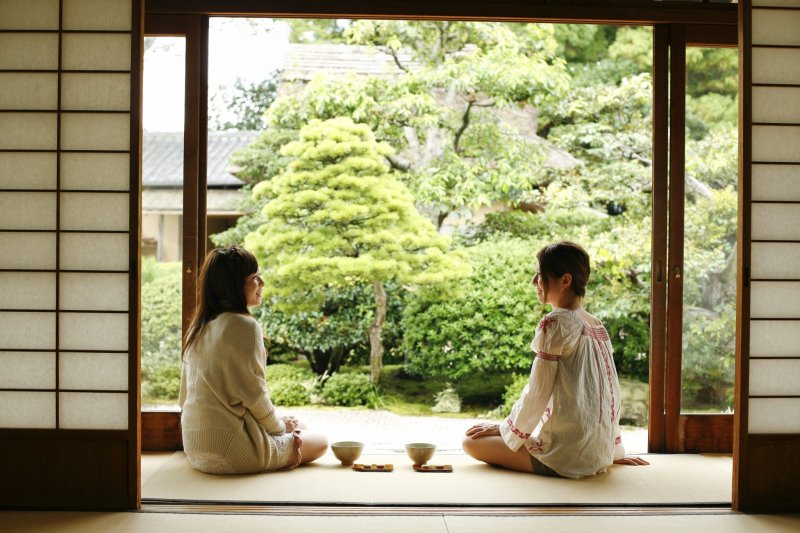 Casually enjoy tea ceremonies while in front of beautiful Japanese gardens in many places in Matsue