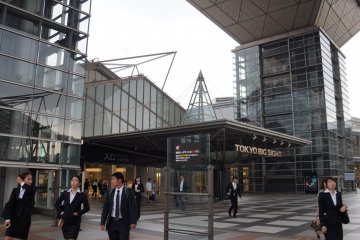 도쿄 빅 사이트의 첨단 기술과 독특한 건축물은 철근 콘크리트 구조물, 유리 및 티타늄으로 된 강철 프레임을 사용하여 현대적이고 들쭉날쭉한 모양의 효과를냅니다.
