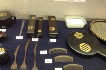 Along with swords and literature, items used for daily life are displayed. Here we see beautiful cases which held combs and hair accessories.