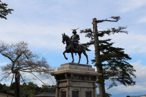 памятник основателю Сендая - Датэ Масамунэ