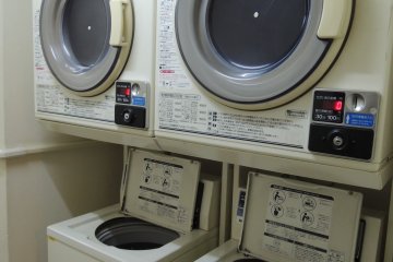 <p>เครื่องซักและอบผ้าแบบหยอดเหรียญ</p>