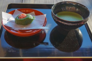 Зелёный чай и вагаси ручной работы в кафе Сю’ун