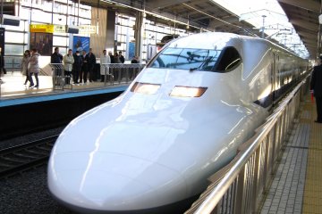 <p>รถไฟชิงคังเซน หรือฉายาว่า Bullet train</p>