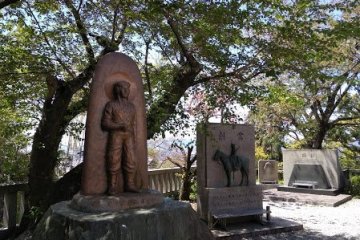 Simple statue by the side of Gokoku 