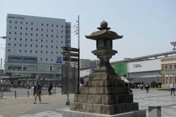 Фонарь на площади перед станцией Нара