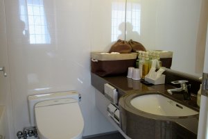 Просторная ванная комната в большим зеркалом