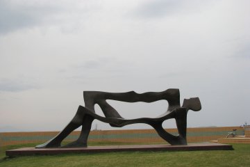 Стильная скульптура-скамья