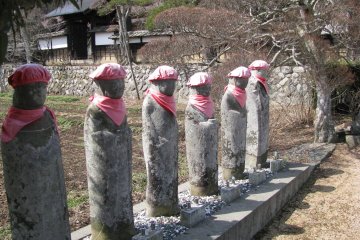 Ряд фигур на сельском кладбище, Нагано