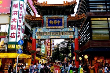 Ворота Дзэнрин-мон в Чайнатауне Йокогамы