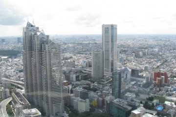 Небоскрёб Shinjuku Park Tower (слева)