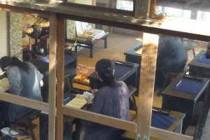 At Hase Temple, you can take the opportunity to trace a picture of a Buddhist statue, or write Buddhist chants in Chinese kanji characters, while sitting on a cushion on a tatami mat.