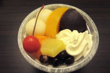 Dango with fruits and creme