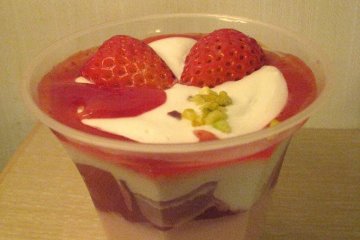 Jelly with strawberry and cream