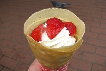 Crepes with creme and strawberry