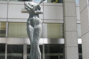 Скульптура у здания Токийского муниципалитета Метрополитан