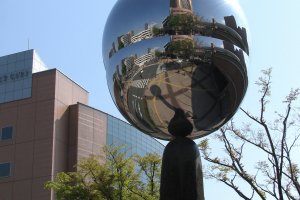 Зеркальный объект на площади Хамамацу