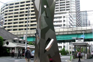 Абстрактная скульптура на площади района Цукисима, Токио