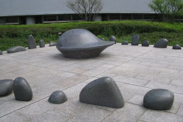 Композиция, напоминающая сад камней, Хиросима
