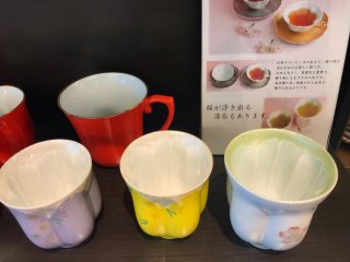 These tea cups are designed so that when you fill them the tea takes on a sakura shape 