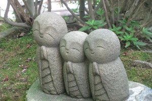 Фигурки Дзидзо в саду Хасэдэры