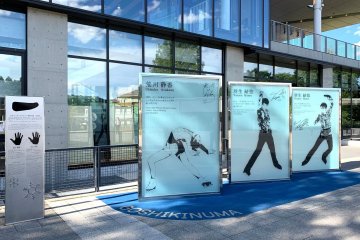 Placas conmemorativas para los Campeones Olímpicos de Sendai, en patinaje artístico, Shizuka Arakawa (2006) y Yuzuru Hanyu (2014, 2018)