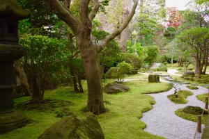 Salah satu dari banyaknya taman yang tersembunyi di antara banyak kuil di Kamakura