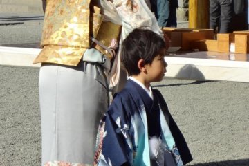 <p>Mother and son in kimono visiting the shrine for the 7-5-3 Ceremony in November</p>