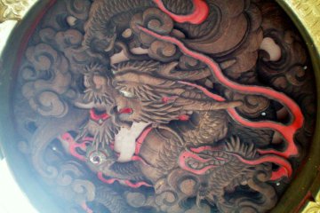 Kaminarimon Gate's papaper lantern dragon