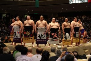 Upacara pembukaan sebelum turnamen sumo dilaksanakan
