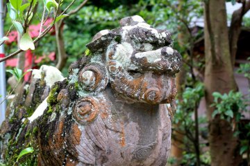 Battered komainu of Enoshima shrine