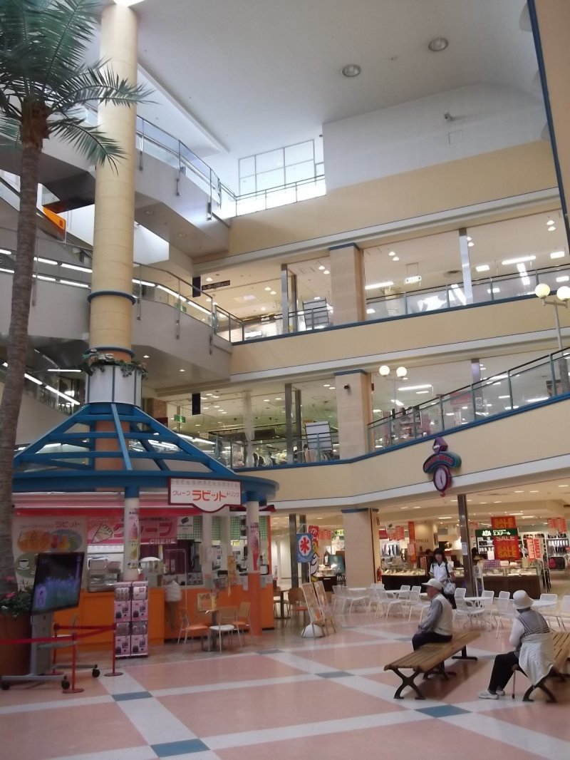 <p>The main plaza inside the mall</p>