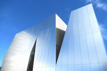 The museum's building reflecting the sky