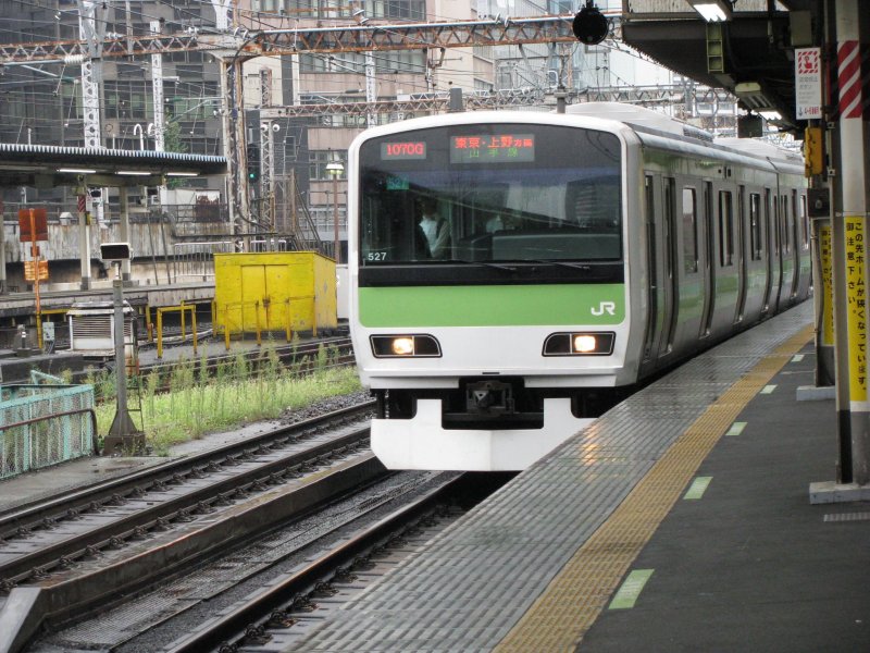 Поезд линии Яманотэ в Токио