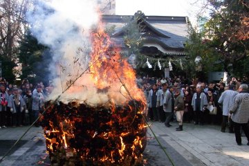 The tondo-yaki ritual at the shrine