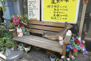 В районе Готокудзи фигурки Манэки нэко встречаются везде