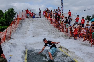 The ski pool challenge was a big attraction with many enthusiastic riders falling victim to the icy cold waters