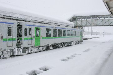 A local train fighting the elements at Kutchan Station