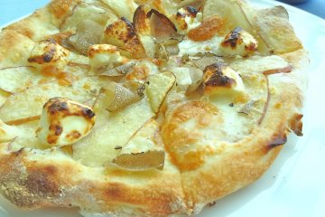 A seasonal dish on the Acquamare menu: Truffle potato pizza, 1800yen