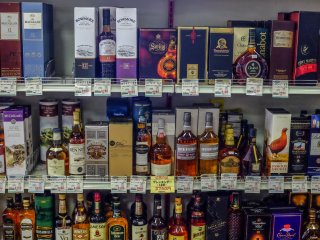 Berbagai merek whisky internasional yang mengesankan, beberapa diantaranya adalah merek terkemuka yang dijual di M Pocket
&nbsp;