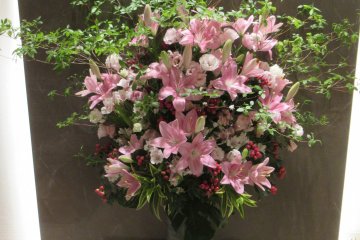 Живые цветы в вестибюле отеля
