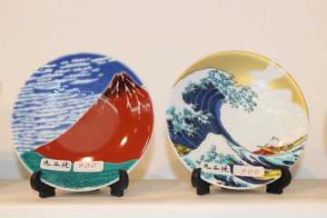 Souvenir plates with Hokusai images