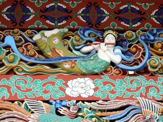 The decorations at Zuihoden are beautifully carved and painted