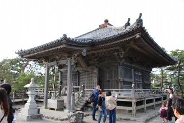 Старинный храм из дерева на Мацусиме