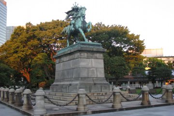 Monument to Kusunoki Masashige, resting on a massive pedastal