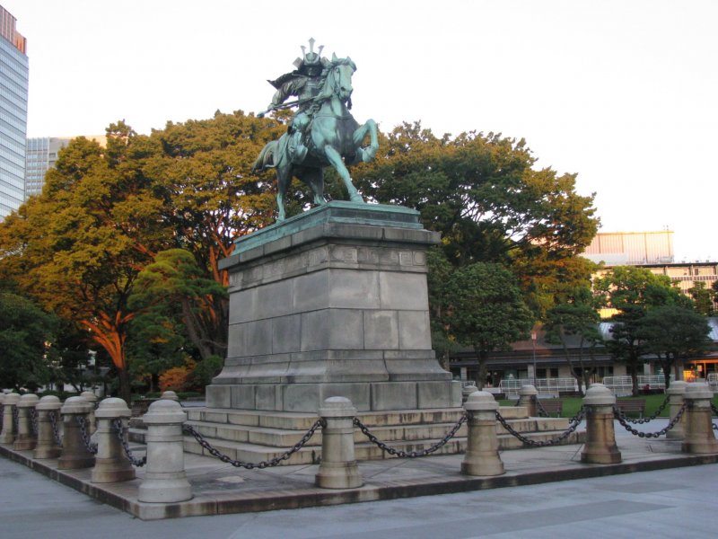 Памятник Кусуноки Масасигэ на массивном пьедестале