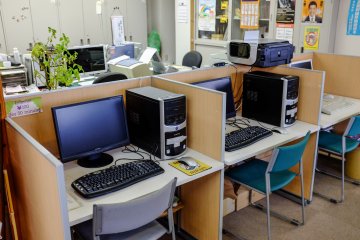 Rental computers and printers. 100 yen for 30 minutes