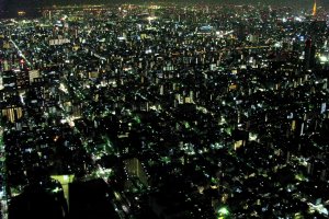 Вид ночного Токио с башни Skytree